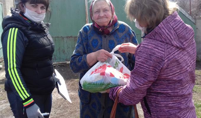 Працівники Марківського територіального центру соціального обслуговування продовжують розвезення та передачу продуктових наборів від Національної мережі продуктових магазинів АТБ 