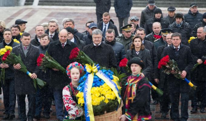 Президент разом з дружиною взяв участь у церемонії покладання квітів до пам’ятників Тарасу Шевченку і Михайлу Грушевському