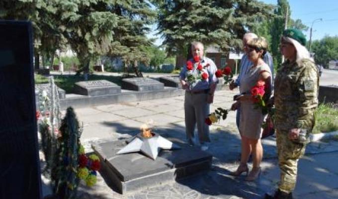 Покладання квітів біля вічного вогню
