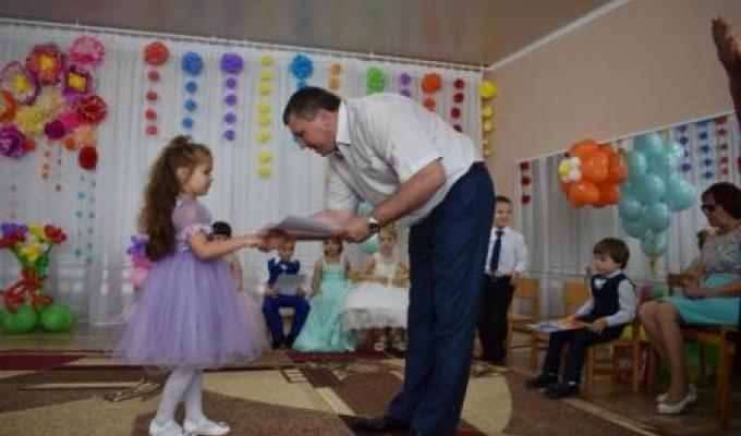 В добру путь випускники! Голова Марівської райдержадміністрації Ігор Дзюба привітав вихованців КДНЗ №3 "Колосок"