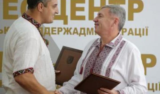 Перебуваючи на Луганщині, Президент України Петро Порошенко у м. Щастя зустрівся з представниками спеціальної моніторингової місії ОБСЄ в Україні.  Під час зустрічі були обговорені питання забезпечення режиму припинення вогню на Донбасі, а також необхідні
