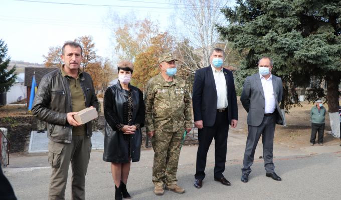 На Марківщині відбулося урочисте покладання квітів до нещодавно відкритого пам’ятного знаку Захисникам України. 