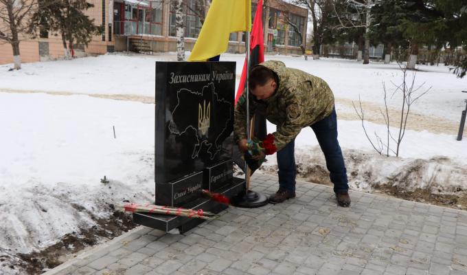 Сьогодні з нагоди Дня Гідності та Свободи на Марківщині відбулося урочисте покладання квітів до пам’ятного знаку Захисникам України