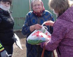 Працівники Марківського територіального центру соціального обслуговування продовжують розвезення та передачу продуктових наборів від Національної мережі продуктових магазинів АТБ 