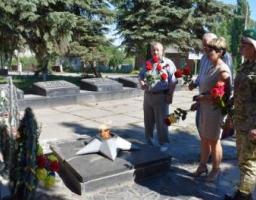 Покладання квітів біля вічного вогню