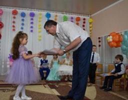 В добру путь випускники! Голова Марівської райдержадміністрації Ігор Дзюба привітав вихованців КДНЗ №3 "Колосок"