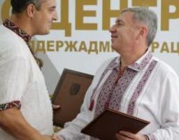 Перебуваючи на Луганщині, Президент України Петро Порошенко у м. Щастя зустрівся з представниками спеціальної моніторингової місії ОБСЄ в Україні.  Під час зустрічі були обговорені питання забезпечення режиму припинення вогню на Донбасі, а також необхідні