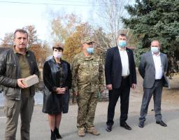 На Марківщині відбулося урочисте покладання квітів до нещодавно відкритого пам’ятного знаку Захисникам України. 
