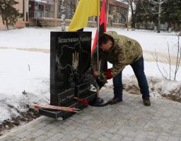 Сьогодні з нагоди Дня Гідності та Свободи на Марківщині відбулося урочисте покладання квітів до пам’ятного знаку Захисникам України